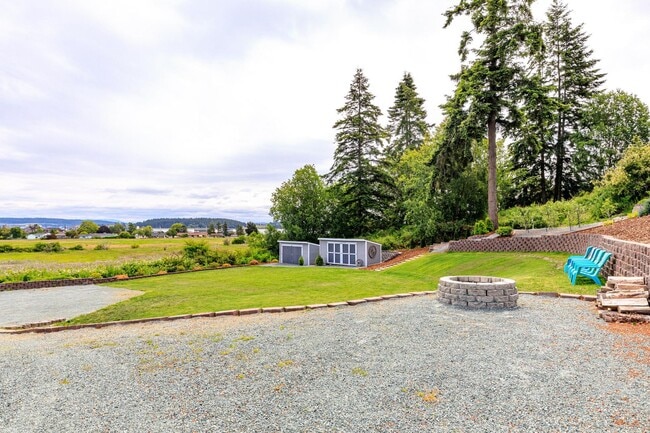 Building Photo - Gorgeous Lower Level Apartment Ready For a...