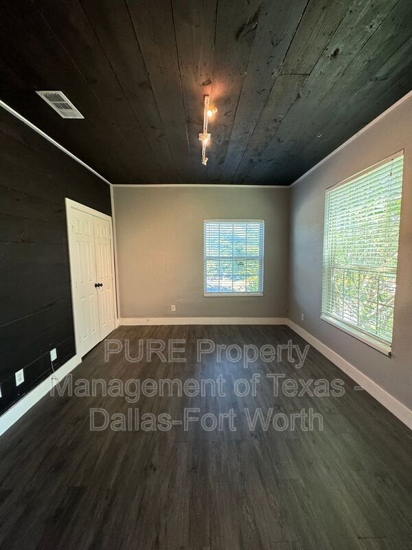 Building Photo - 605 S Oak Cliff Blvd