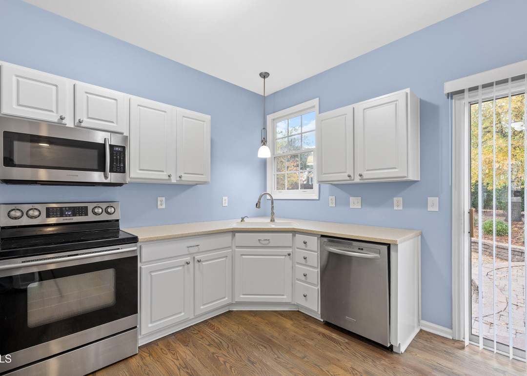 Building Photo - Room in Single Family Home on College Ave
