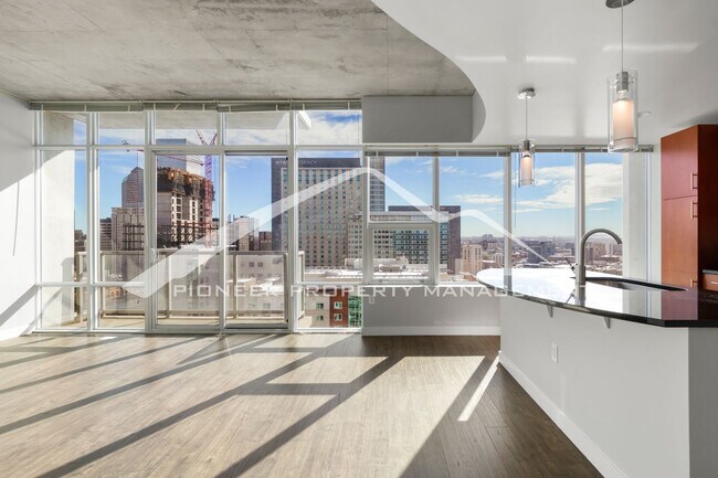 Building Photo - Luxury Condo with Stunning Views and Central AC