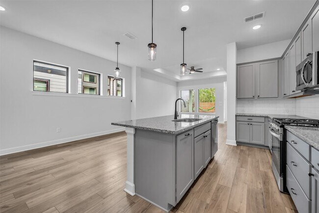 Building Photo - 1535 Park Path Dr