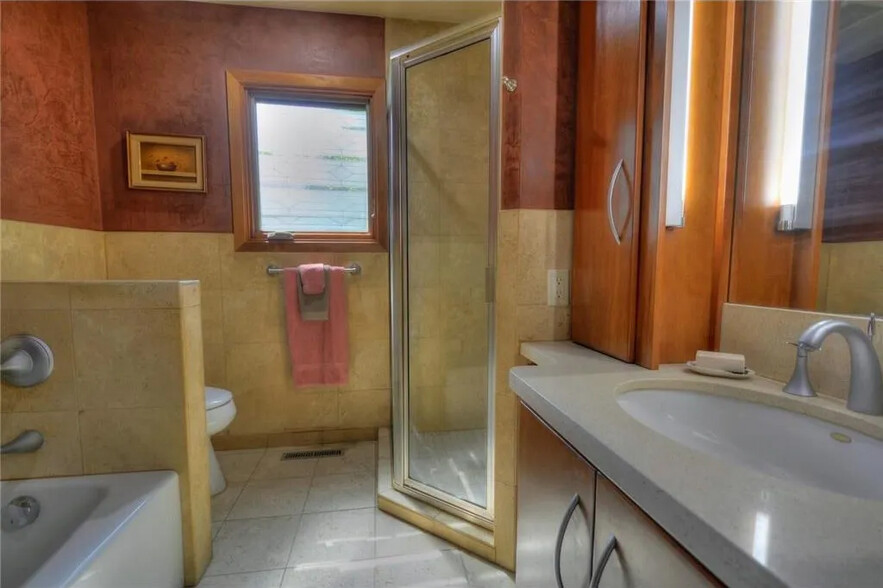 Shared bathroom #1 - 415 12th Ave E