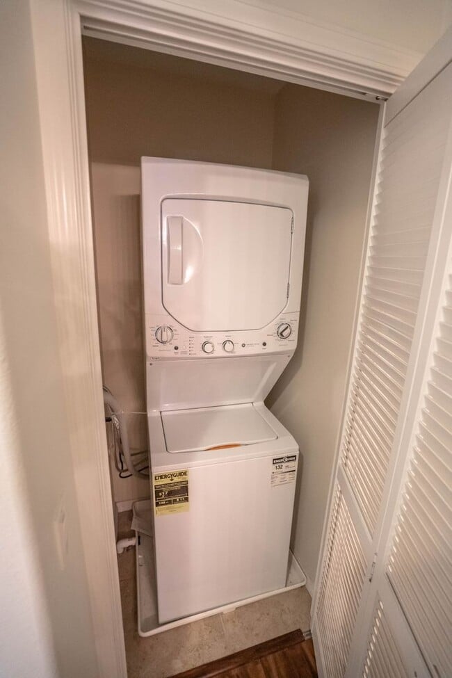 Building Photo - Charming 2-Bedroom Townhome with Office Sp...