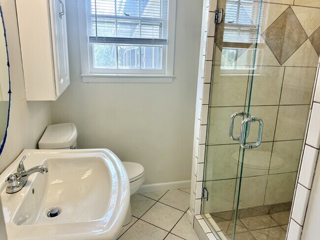 Building Photo - 3BD 1.5 BA HOUSE with Bonus Room  AVAILABL...