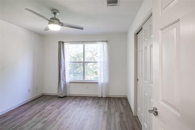 Building Photo - 2410 Great Oaks Dr