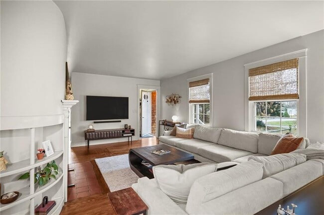 Building Photo - 80 Lakeshore Dr