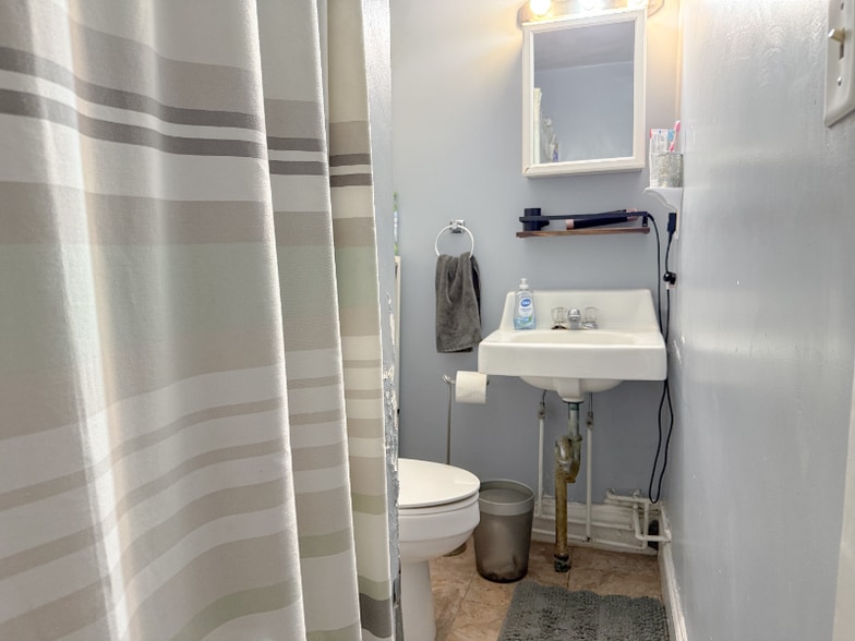 Building Photo - 173 Elm St