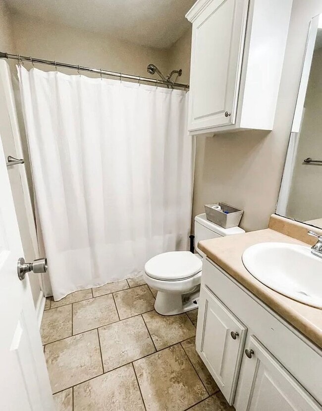 Building Photo - Charming 3/2 furnished home on quiet street