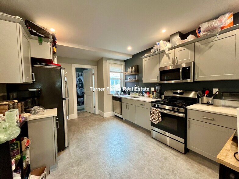 Building Photo - 24 Pond St