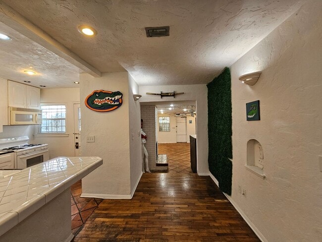 Building Photo - 1822 NW 6th Ave