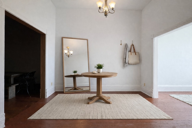 Building Photo - 1116 1/2-208 1/2 E Oklahoma Ave