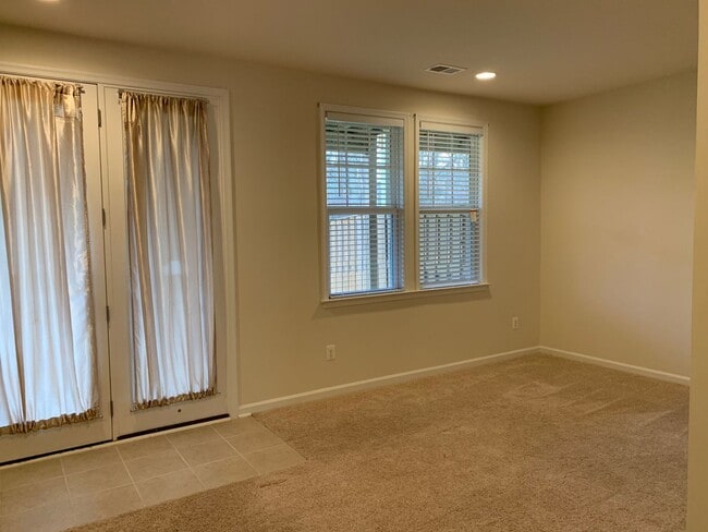 Building Photo - 116 Sequoia Dr