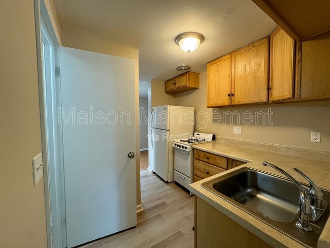 Building Photo - 279 S Goodman St