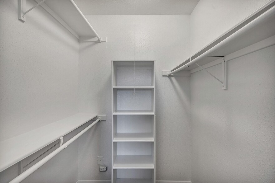 Building Photo - 1735 Rutland Dr