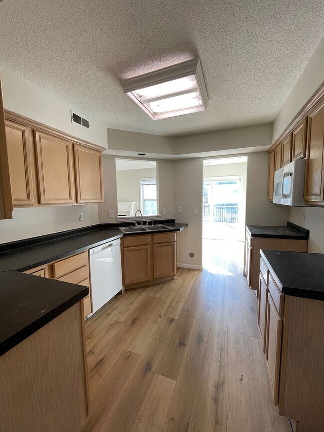 Building Photo - 4 bed 2.5 bath home in quiet Seven Oaks Subdivision