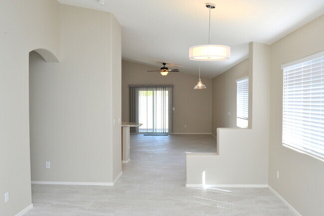 Building Photo - All tile 4 bedroom home in Oro Valley!