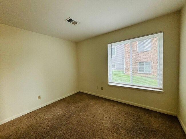 Building Photo - 4 Bedroom 2 Bath
