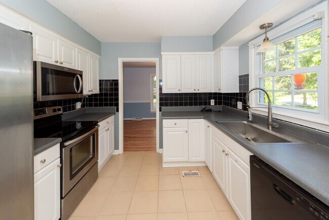 Building Photo - 3 Bedroom 2 Bath Home in Kings Grant - Sum...