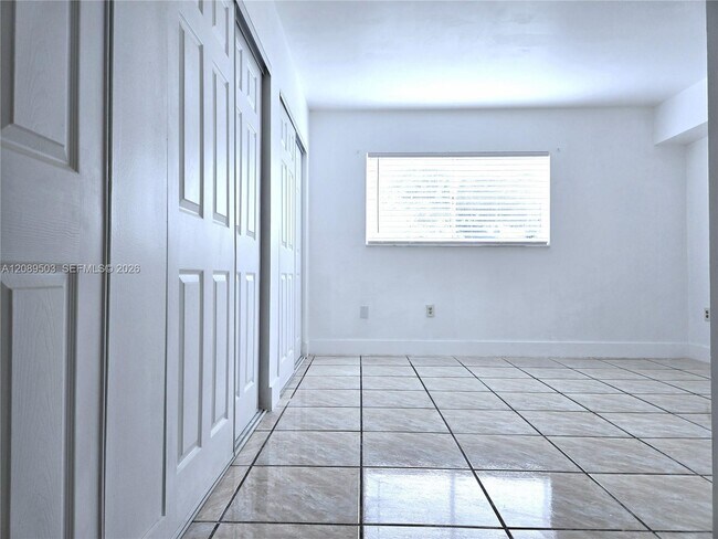 Building Photo - 800 SW 104th Ct