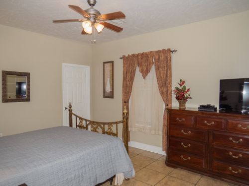 Building Photo - 617 E School St