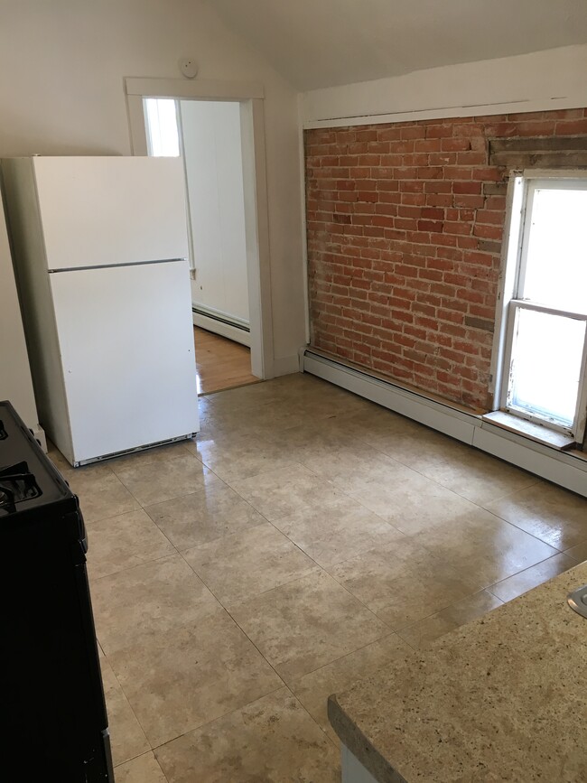 Building Photo - 207 S Mill St Apt 2