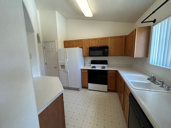Building Photo - Spacious 2 bedroom and 2 bath.