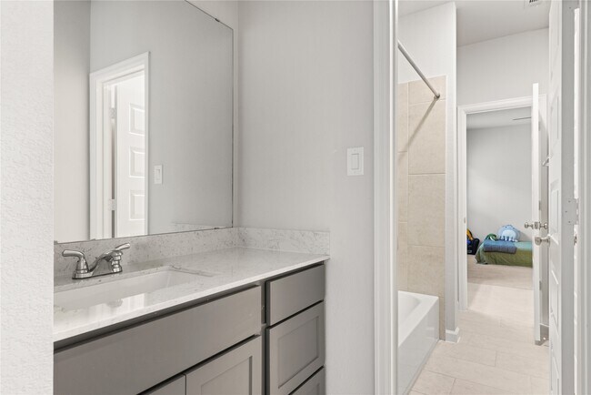 Building Photo - 5015 Walnut Grv Ln