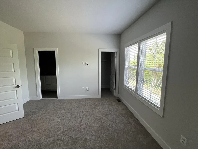 Building Photo - 584 Hazel Dr