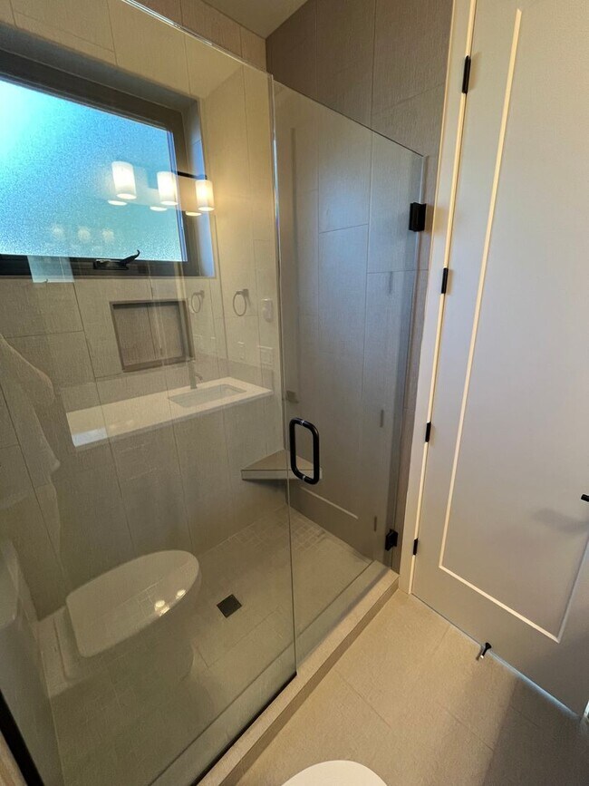 Building Photo - Modern 2 Bed, 2 Bath Just West of Century