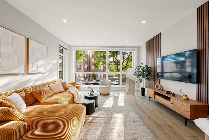 Building Photo - 2344 W Polk St