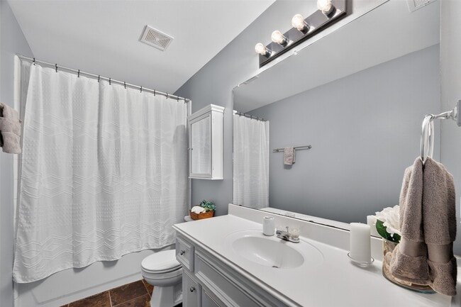 Building Photo - 6915 Woodridge Row Dr