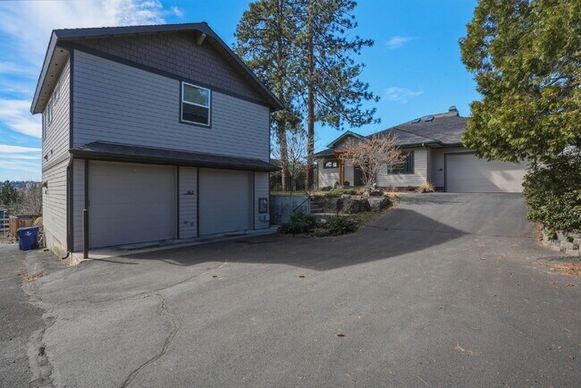Building Photo - Beautiful 3-Bedroom Home Above Miller’s Landing with River and Mountain Vistas