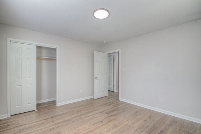 Building Photo - Remodeled 2BR Townhome in Spring Hill