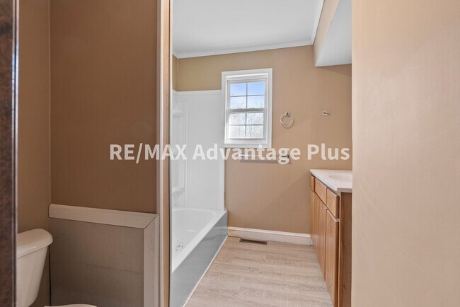 Building Photo - 3-Bedroom Home Convenient to Farmville and Hampden Sydney!