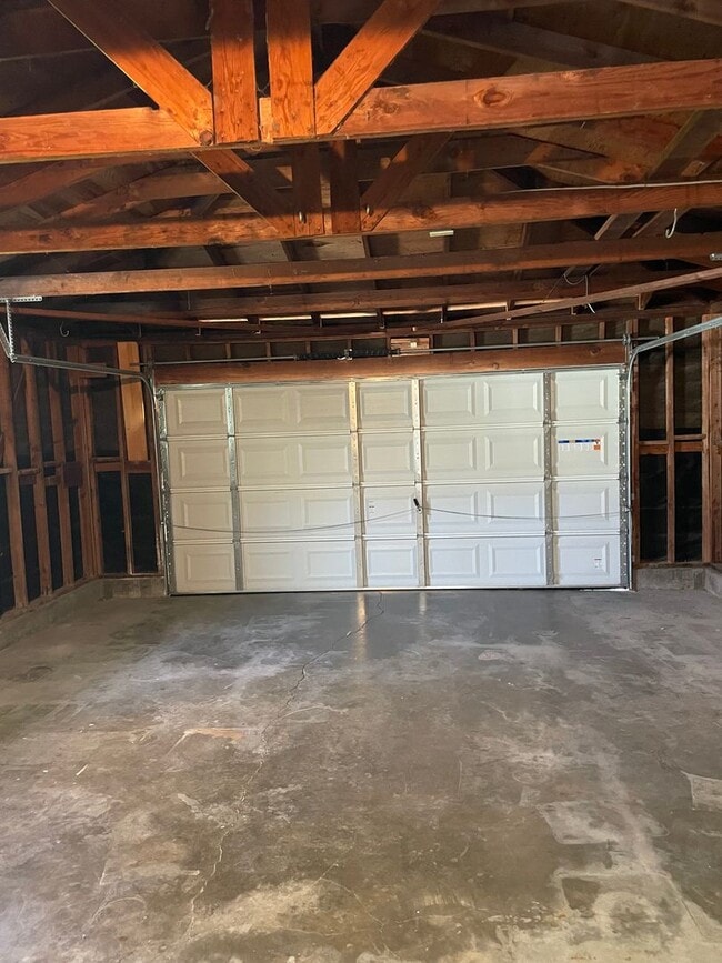 Building Photo - Cozy 3 Bedroom Home