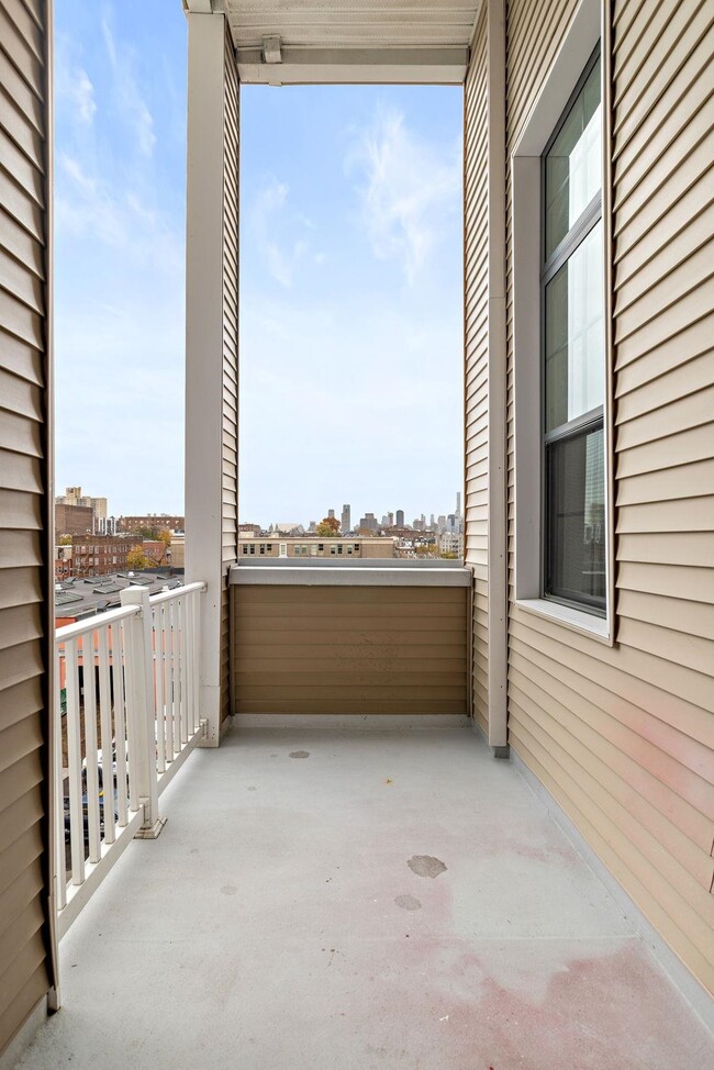Building Photo - 6200 Hudson Ave