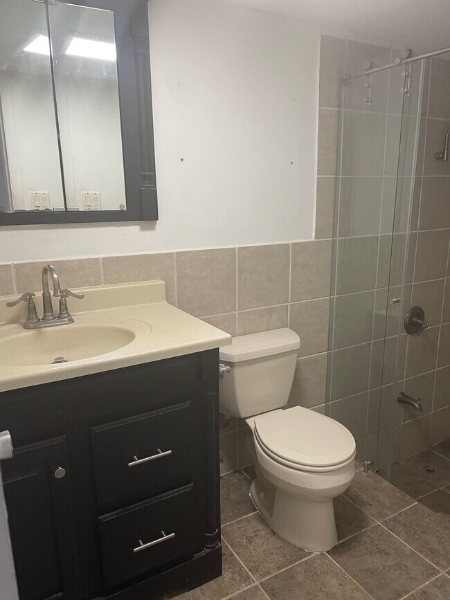 Building Photo - 6104 White Oak Ln