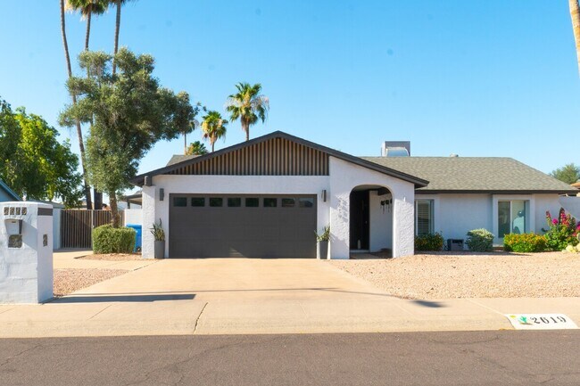 Building Photo - 2619 E Sahuaro Dr