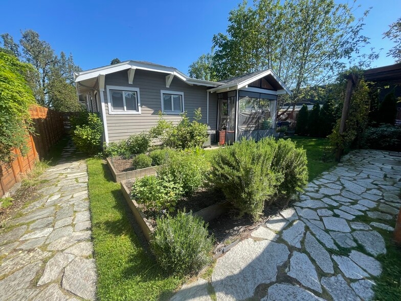 Shared backyard - 824 N Killingsworth Ct
