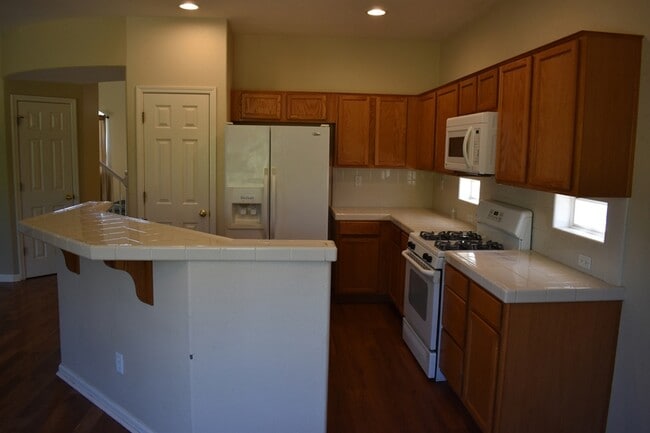 Building Photo - 3587 Sarasota Ave