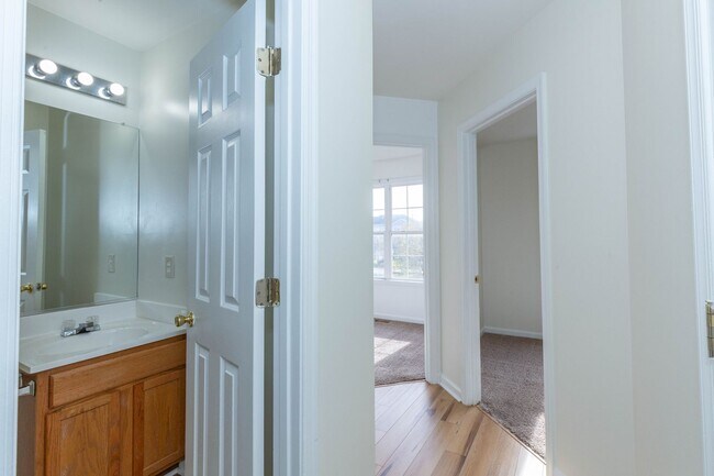 Building Photo - 3 Bed/2 Full,2 Half Bath Townhome in Martinsburg, WV