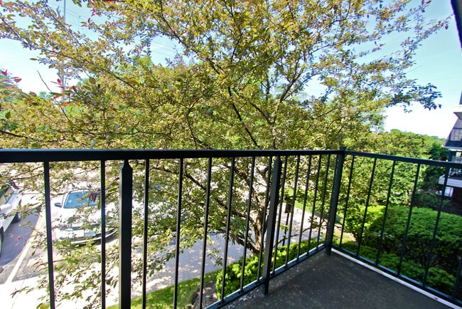 Building Photo - 3852 N Parkway Dr