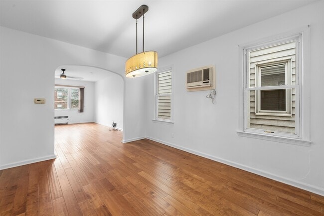 Building Photo - 172 W 49th St