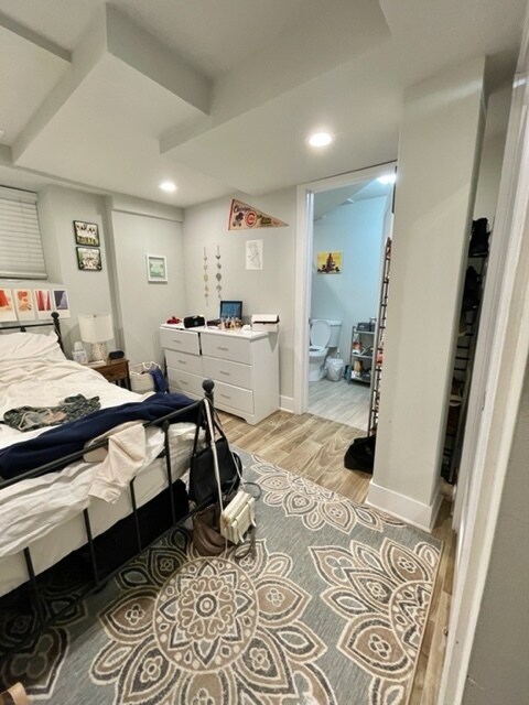 Building Photo - 910 W Waveland Ave