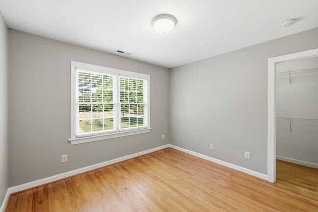 Building Photo - Gorgeous and Spacious 5 Bedroom Home, Cul-de-sac lot, Vaulted Ceilings, Large Backyard, Stunning ...