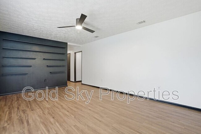 Building Photo - 703 Pineview Ct