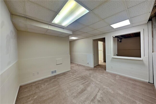 Building Photo - 501 Brooksdale Dr