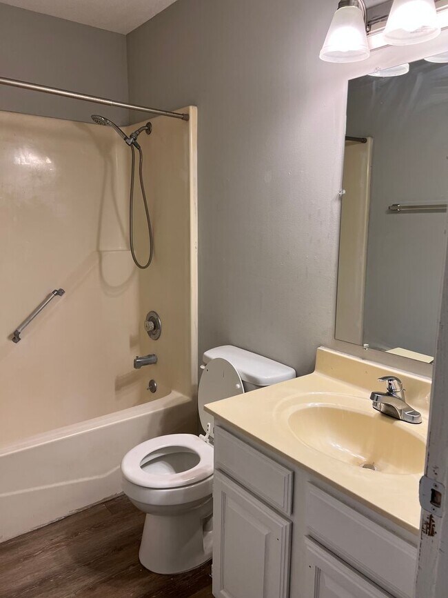 Building Photo - 382/384 Catherine