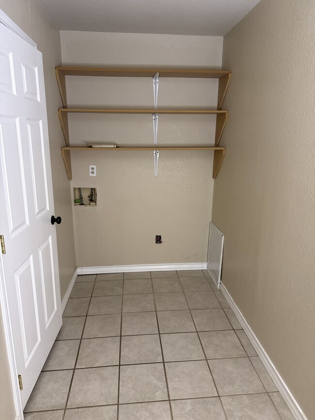 Building Photo - 220 Nichols Dr