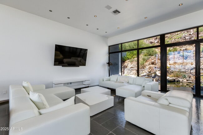 Building Photo - 4228 E Highlands Dr